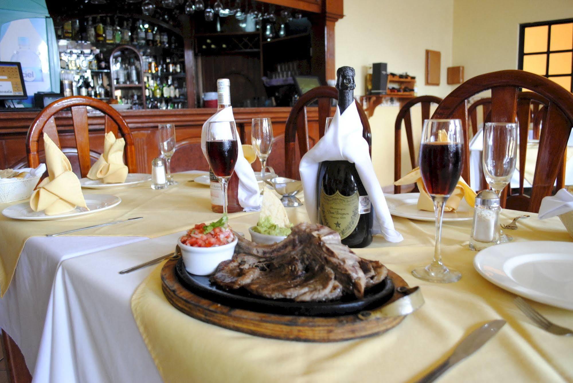 Hotel Arcos Del Parque Acayucan ภายนอก รูปภาพ