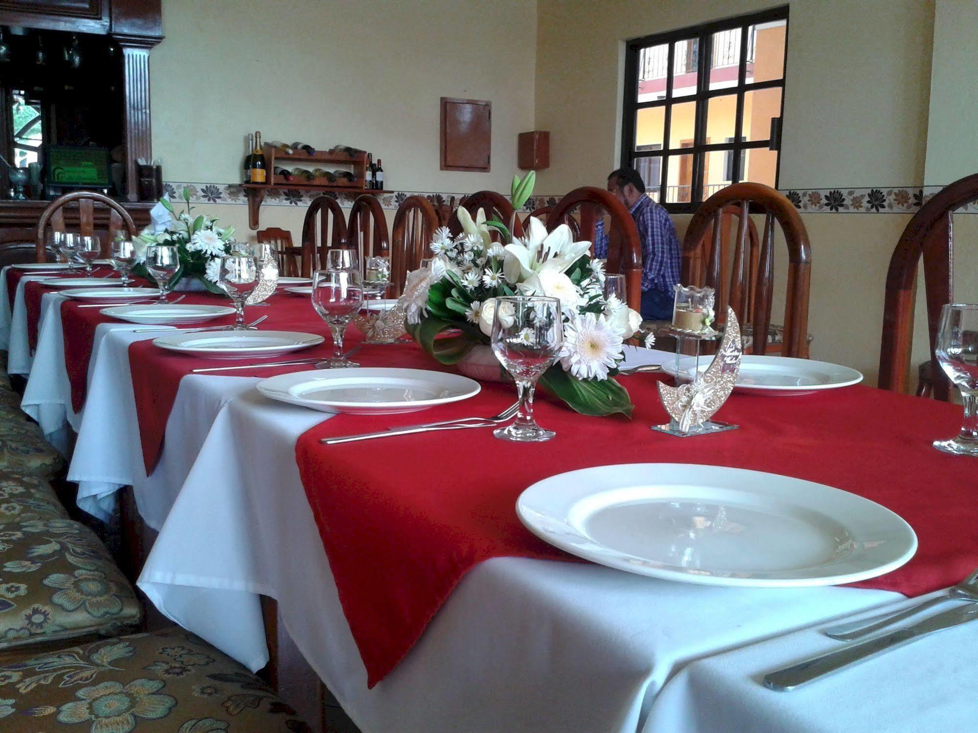 Hotel Arcos Del Parque Acayucan ภายนอก รูปภาพ